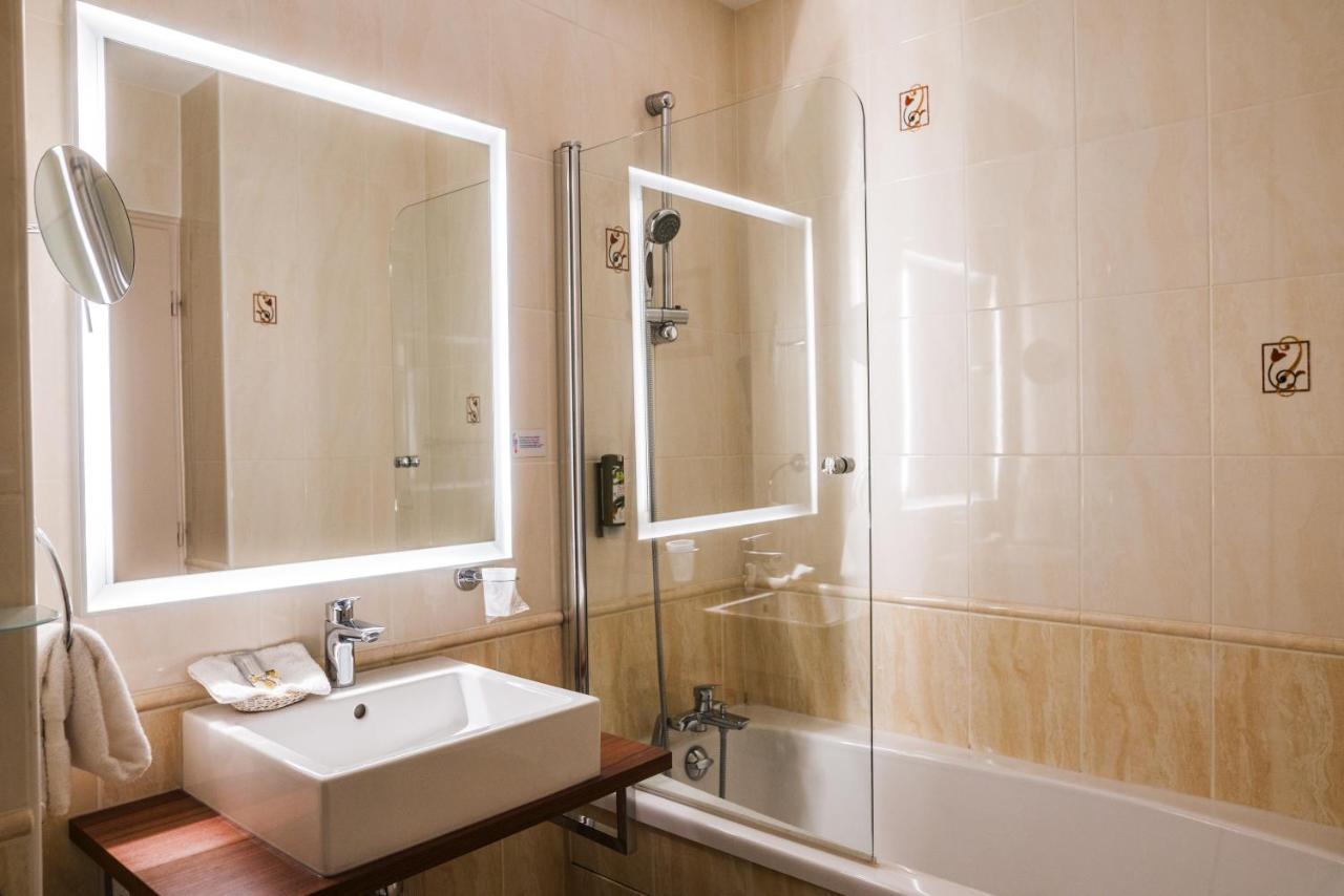 Logis Hotel Le Petit Casset La Boisse Екстер'єр фото